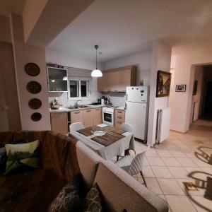 cocina con sofá y mesa en una habitación en piu verde1 en Nea Makri