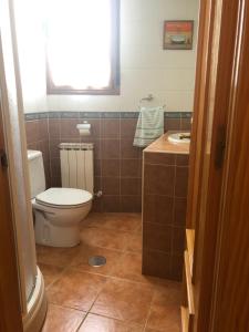 a bathroom with a toilet and a sink at Casa Rural La Curva in Barajas de Gredos +22 photos