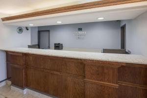 a bar in the lobby of a waiting room at Quality Inn & Suites in Clayton