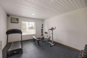 una habitación con un gimnasio con dos equipos de ejercicios. en Quality Inn & Suites, en Clayton