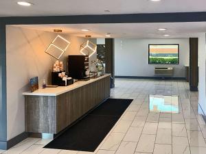 a lobby of a hotel with a reception counter at Rodeway Inn Sacramento-University Area in Sacramento