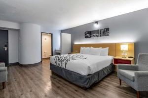 JeromeにあるSleep Inn & Suites Jerome - Twin Fallsのベッドと椅子2脚があるホテルの部屋