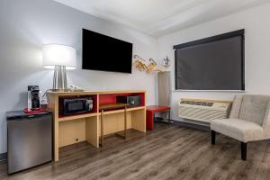 TV i/ili multimedijalni sistem u objektu Sleep Inn & Suites