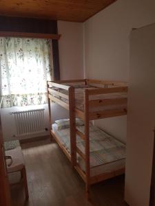 a room with two bunk beds with a window at Residence Concaverde in Pomarolo