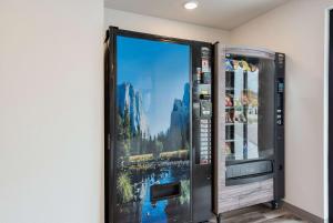 uma máquina de venda automática com uma foto de uma cidade em WoodSpring Suites Meridian em Meridian