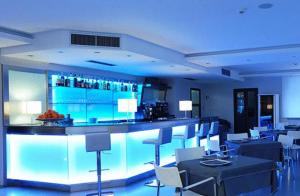 a bar in a restaurant with tables and chairs at Park Hotel Sporting in Teramo