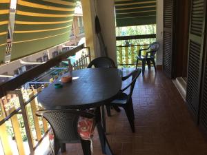 a table and chairs sitting on a balcony at Appartamento a Marina di San Nicola Roma in Palo