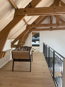 Zimmer im Dachgeschoss mit einem Schachtisch auf einem Holzboden in der Unterkunft LA GRANGE in Anzin-Saint-Aubin