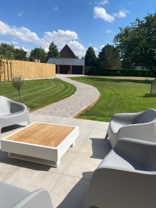 d'une terrasse avec une table basse et deux chaises. dans l'établissement LA GRANGE, à Anzin-Saint-Aubin