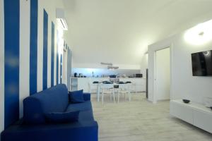 新布薩娜的住宿－A marina on Bussana Sanremo seaside，一间带蓝色沙发的客厅和一间厨房