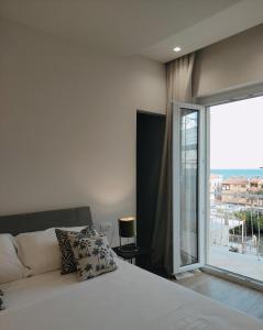 een slaapkamer met een bed en een groot raam bij Casa Magrè in Agrigento