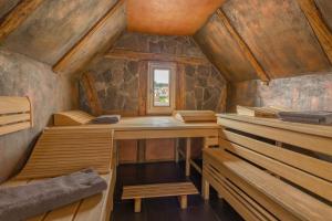 una sauna con encimeras de madera y una ventana en Zum Kuckuck, en Schonach