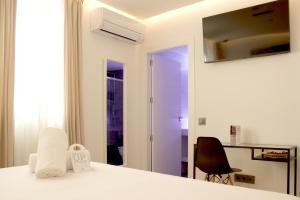 A television and/or entertainment centre at Woohoo Rooms Boutique Sol
