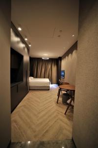 una camera con letto, tavolo e televisore di AVENUE RESIDENCE by AY North Avenue a Yerevan