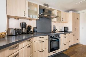 Η κουζίνα ή μικρή κουζίνα στο Großes Ferienhaus mit Sauna, Grill, Garten, Kaminofen - Zum Kuckuck +38 φωτογραφίες