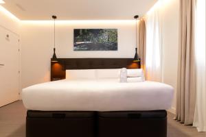 A bed or beds in a room at Woohoo Rooms Boutique Sol