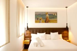 A bed or beds in a room at Woohoo Rooms Boutique Sol