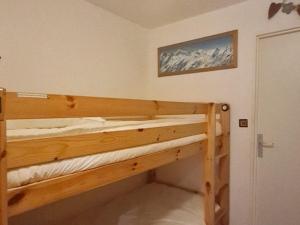 a bedroom with two bunk beds in a room at Studio Les Deux Alpes, 1 pièce, 4 personnes - FR-1-348-261 in Les Deux Alpes