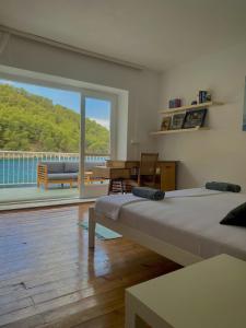 Giường trong phòng chung tại Robinson Crusoe ECO bay apartment