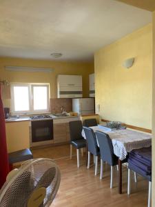 Kuchyň nebo kuchyňský kout v ubytování Apartman Jole