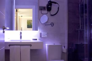 A bathroom at Woohoo Rooms Boutique Sol