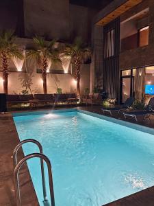 una gran piscina en un hotel con palmeras en View Villas, en Buraidah