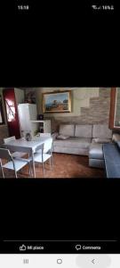 salon z kanapą i stołem w obiekcie Stella Mare w mieście Santa Flavia