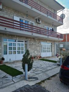 a house with a balcony on top of it at Apartman Vujovic in Zlatište