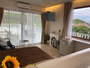 1 dormitorio con cama y ventana grande en Winnerview II - Mountain, en Koh Larn