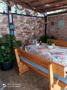 una panca di legno seduta in un patio con tavolo di Sunce a Kostrena (Costrena)