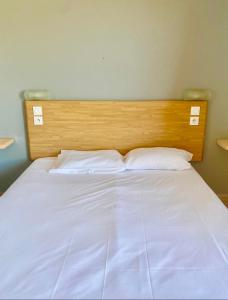 Postel nebo postele na pokoji v ubytování Hôtel Acajou