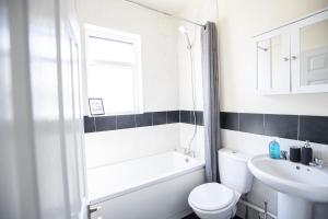A bathroom at RUTLAND HOUSE 10 mins from Manchester City Ctr 4-Bedroom House