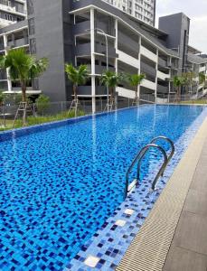 una gran piscina frente a un edificio en Homestay Yana - Bangi Avenue near Bangi Wonderland en Kajang