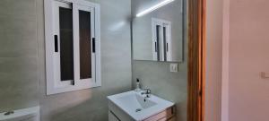 Koupelna v ubytování Apartamento en paseo marítimo Almería + 8 fotografií