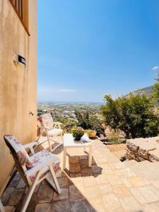 d'une terrasse avec deux chaises et une table avec vue. dans l'établissement La bella vista, à Monte San Biagio