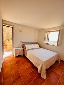 - une chambre avec un lit et une fenêtre dans l'établissement La bella vista, à Monte San Biagio