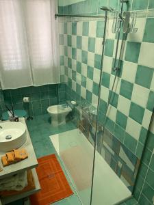uma casa de banho com uma cabina de duche em vidro e um WC. em The Loft E&E Open Space em Empoli