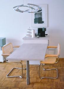 einen Tisch mit 2 Stühlen und einem weißen Tisch in der Unterkunft StellaStudio in Hamburg