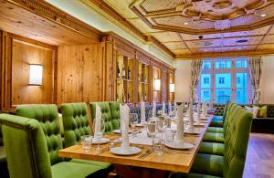 Ein Sitzbereich in der Unterkunft Asam Hotel