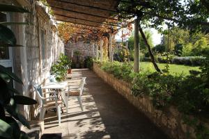 Ein Garten an der Unterkunft Rooms Vjera