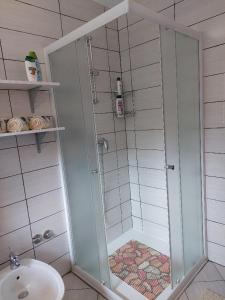 y baño con ducha y lavamanos. en Apartment My Home en Varaždin