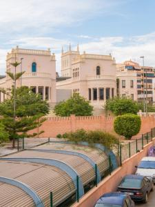 アリカンテにあるGood Morning Alicanteの建物前駐車場に一列車