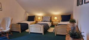 ヴィスワにあるNad Potokiemのベッド2台と椅子2脚が備わる小さな客室です。