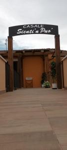 a building with a sign that reads cascade steaksktopurger at Casale Sienti'n Può in Norcia