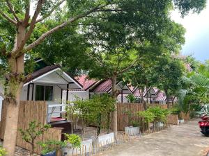 una casa con una valla y árboles en winnerview ll Resort Kohlarn en Ko Larn