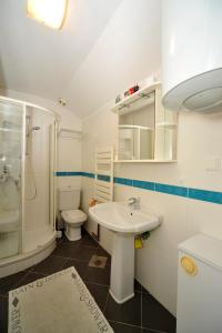 y baño con lavabo y aseo. en Apartment Resavska, en Belgrado