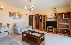 TV a/nebo společenská místnost v ubytování Cozy Home In Porto Do Son With Wifi