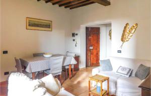 een woonkamer met een bank en een tafel en stoelen bij Pet Friendly Apartment In Suvereto With Wifi in Suvereto