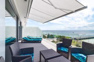 Un balcón con sillas y vistas al océano. en Jurata Residence, en Jurata