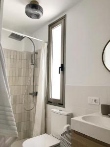 ein Bad mit einer Dusche, einem WC und einem Waschbecken in der Unterkunft Casa Alejandro 7 Las Vistas in Arona